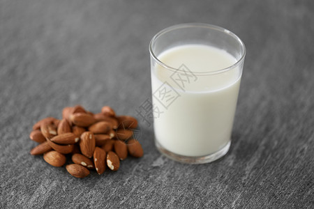 杯装牛奶食品乳制品石桌上的无乳糖牛奶杏仁璃桌上杯无乳糖牛奶杏仁背景