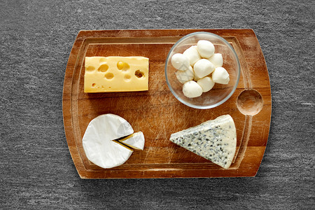 木制切割板上同种类的奶酪高清图片