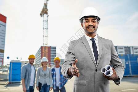 建筑,建筑业务人的微笑的印度男建筑师头盔与蓝图,握手建筑场景背景建筑师建筑工地握手背景