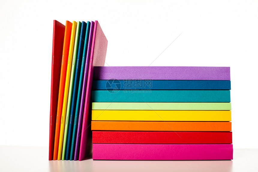 彩虹彩色书籍笔记本被堆放AWHITE书架上五颜六色的书籍笔记本收藏图片