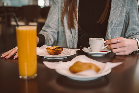女人咖啡店吃早餐图片