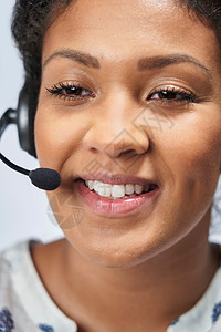 客户服务部戴电话耳机的女商人图片