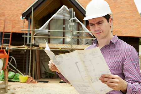 建筑工地的建筑师看房子的计划图片