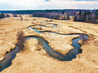 四月的乡村景观初春的小河苏拉空中俯瞰小溪弯曲个中间白俄罗斯背景图片