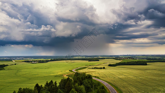 暴风雨乌云笼罩田野上麦田上雷雨白俄罗斯,欧洲的农村景象背景图片