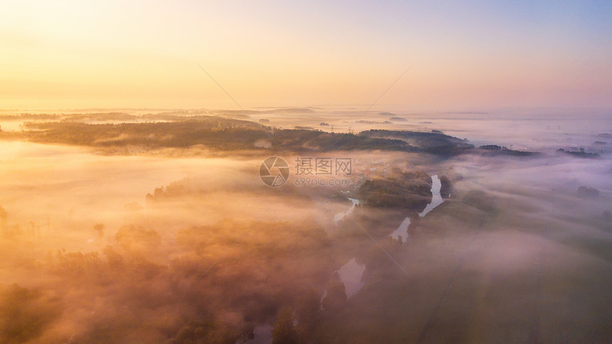 夏季自然景观航空全景晨雾笼罩着河流草地森林雾天日出时的自然阳光场景白俄罗斯,欧洲图片