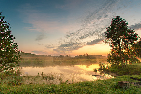 秋天五彩缤纷的日出雾平静的河流上秋天的季节朦胧的早晨秋晓景象全景白俄罗斯自然高清图片素材