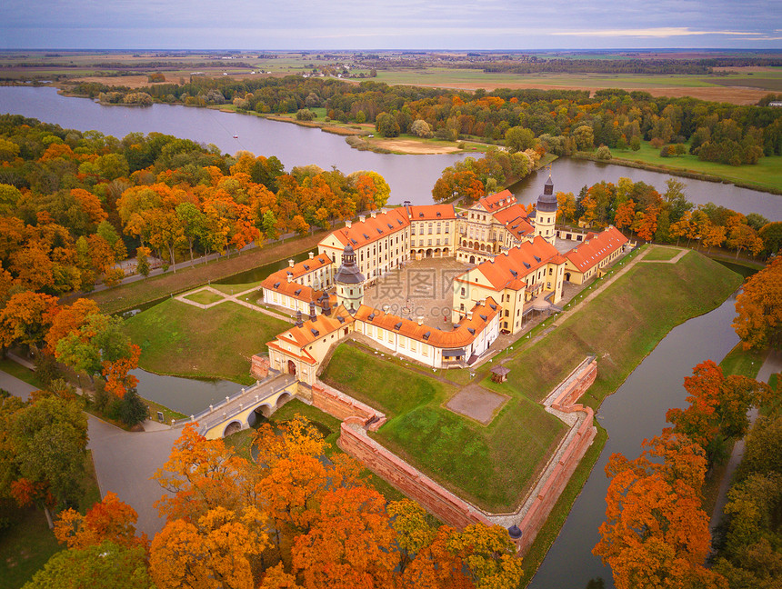 纳斯维兹中世纪城堡的秋季鸟瞰尼亚斯维兹古镇五颜六色的枫树公园白俄罗斯明斯克地区图片
