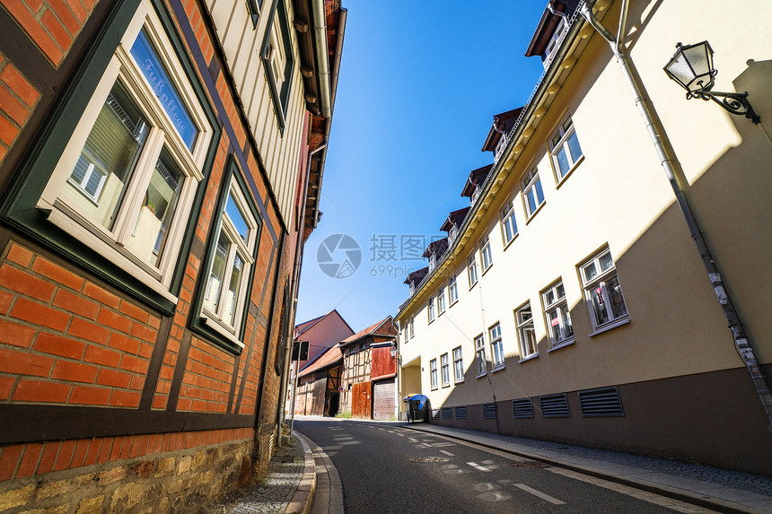 德国哈兹的条乡村街道上,座古老的建筑,夏天,天空湛蓝图片