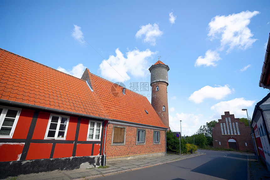 城市街道,丹麦的个小村庄里,蓝天下座塔图片