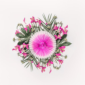 创意热带创作与异国情调的花,棕榈叶粉红色纸扇白色背景,顶部的圆形花卉构图图片