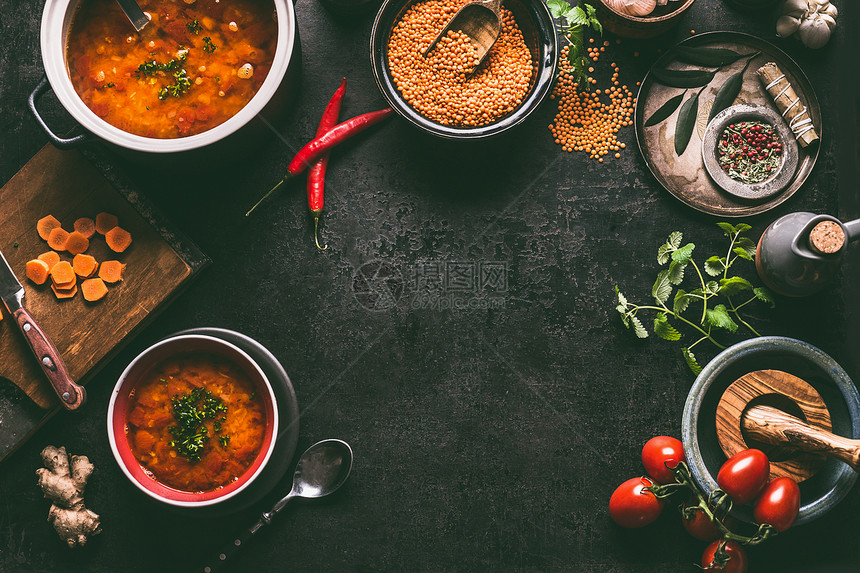 扁豆菜肴食品背景扁豆汤与烹饪原料黑暗的乡村厨房桌子背景,顶部视图健康素食食品空白砧板素食扁豆餐图片