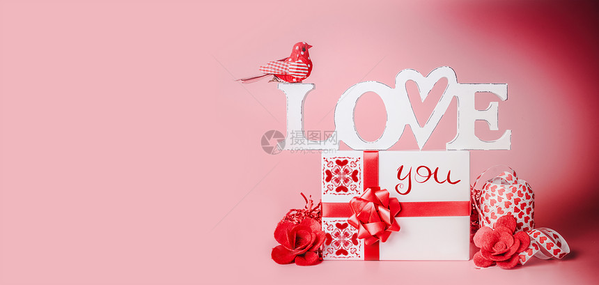 情人节背景浪漫的构图与爱你的信息,礼品盒,红色丝带心节日问候的爱的宣言为您的横幅图片