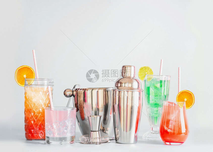 五颜六色的夏季长饮料鸡尾酒酒吧工具各种眼镜与纸饮吸管柑橘类水果光背景与图片