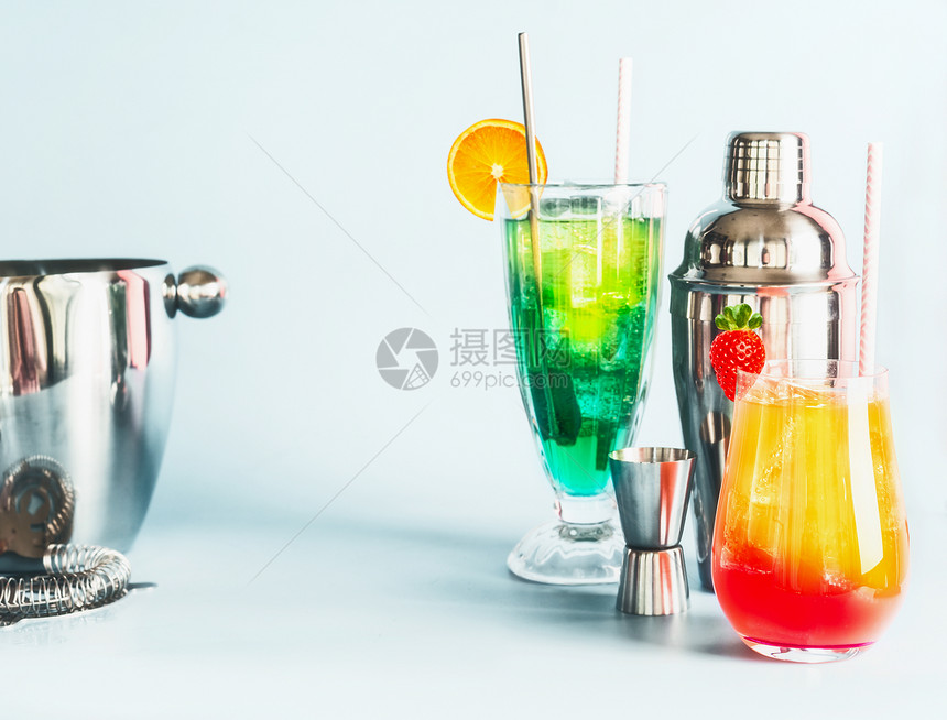 各种五颜六色的长饮鸡尾酒吧工具浅蓝色背景下,夏季酒精饮料图片