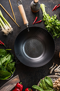 厨房桌子上的空锅锅,筷子素食亚洲食品配料,俯视图健康的饮食烹饪图片