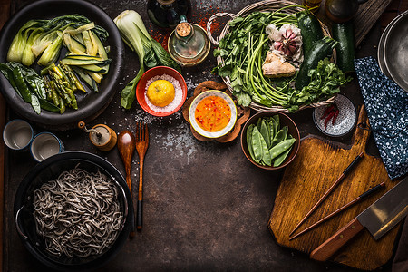 亚洲食物背景美味的素食原料各种绿色蔬菜,荞麦荞麦,风味盐辣椒辣酱乡村厨房餐桌背景下用筷子背景图片
