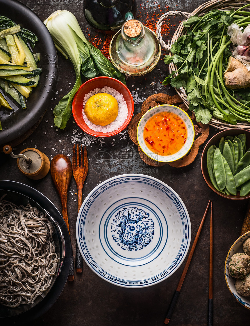 空的亚洲碗与筷子配料的条餐与绿色蔬菜索巴黑暗的乡村背景与厨房用具,顶部视图健康的亚洲美食亚洲食品图片