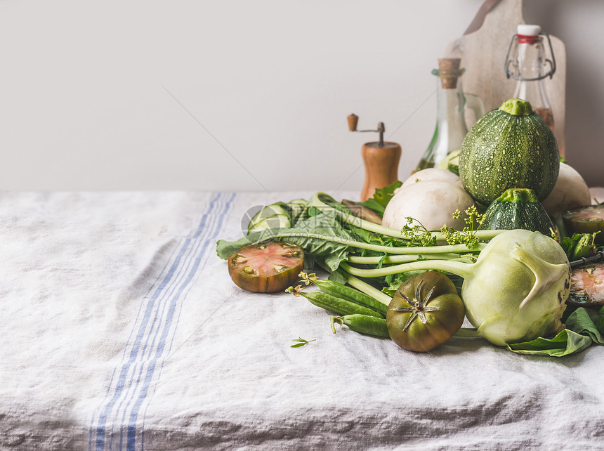 各种绿色机季节蔬菜,用于美味的素食烹饪,躺轻厨房的桌子上乡村风格健康的饮食烹饪理念干净的食物图片