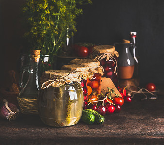 罐子与各种传统保存发酵农场机季节蔬菜水果黑暗的乡村背景秋天的罐头保存收获健康的自制食物背景图片