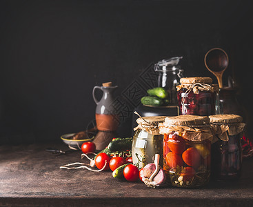 储藏瓶蔬菜水果罐头各种保存璃瓶黑暗的桌子上自制的收获储藏健康的食物背景