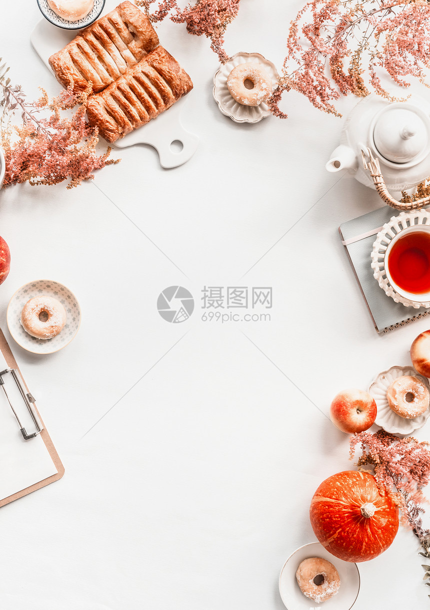 秋季平布局与茶,蛋糕,糕点甜甜圈与秋季花卉安排南瓜白色桌背景的风景框架图片