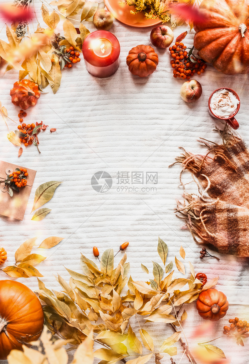 垂直秋季背景,黄色落叶,南瓜,围巾,卡布奇诺,燃烧蜡烛,苹果玫瑰的风景舒适的秋季布局与季节安排上图片