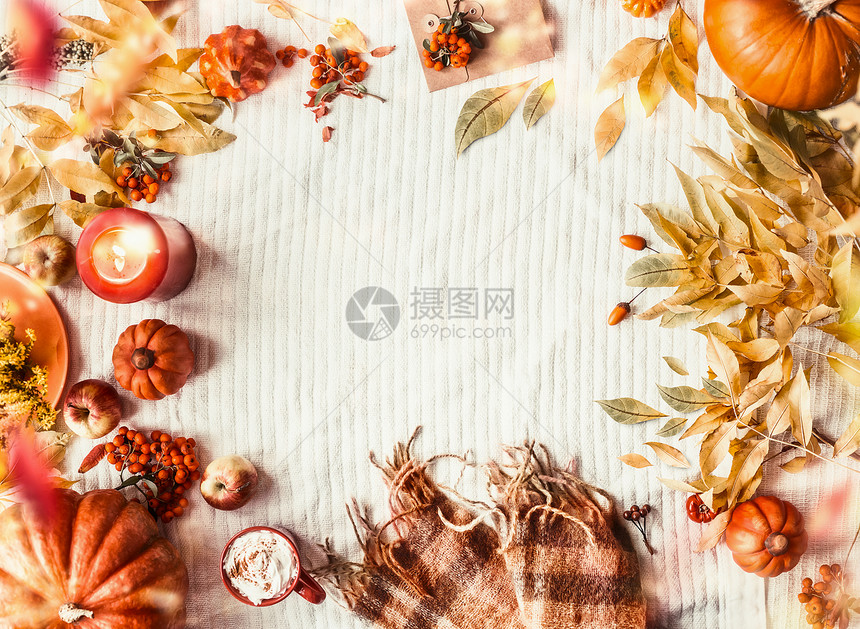 秋天的背景湖架上落叶南瓜围巾卡布奇诺燃烧的蜡烛苹果玫瑰的风景舒适的秋季布局与季节图片