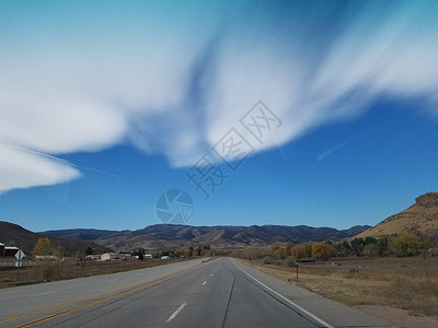 美国科罗拉多州沿着条乡村道路行驶背景图片