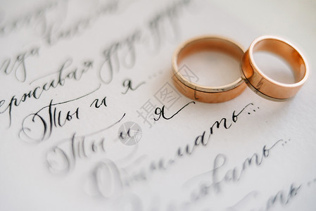 结婚金三件婚礼装饰的结婚戒指背景