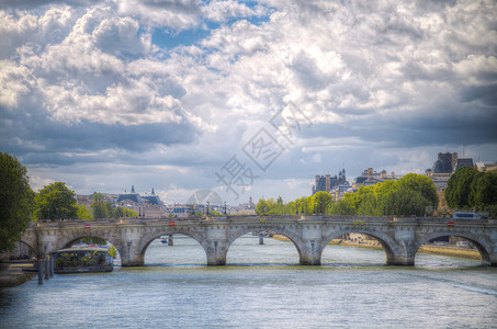 巴黎历史中心的桥梁建筑图片