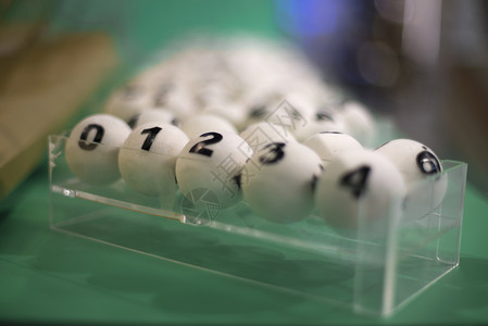 竞答白球与数字的彩票游戏背景