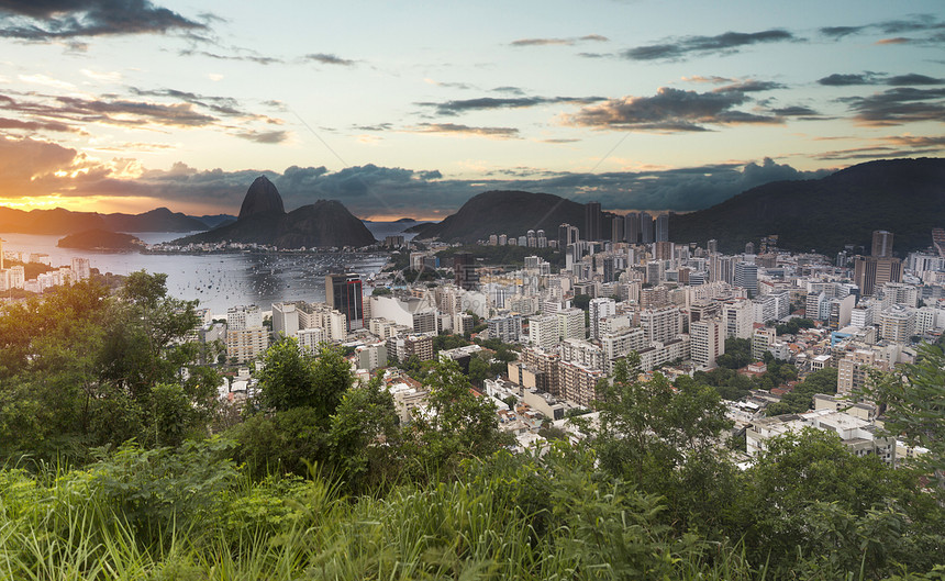 里约热内卢,巴西穿过海湾的城市景色图片