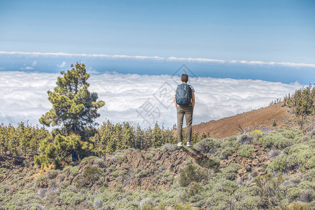 个人站火山的背景上特纳里夫高清图片