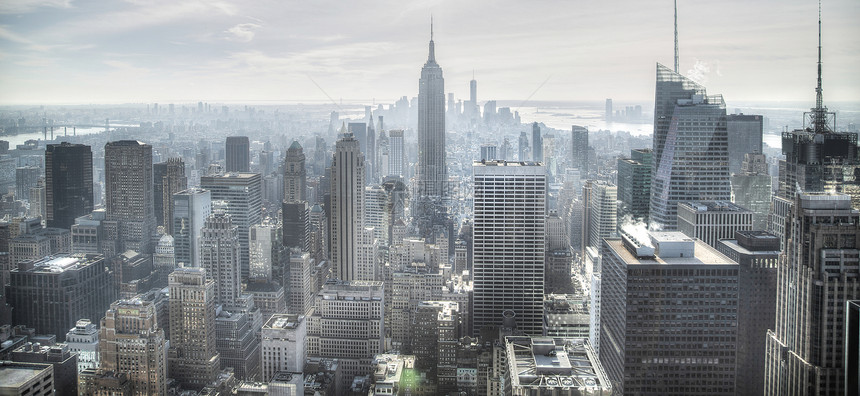纽约市曼哈顿街的鸟瞰黑白与摩天大楼,行人繁忙的交通图片