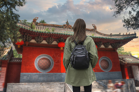 位妇女少林寺走来走中国图片