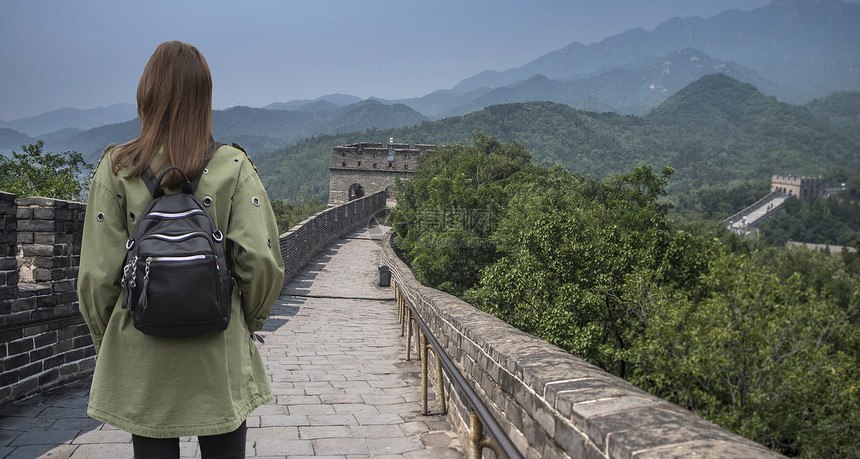 女人沿着中国的长城走图片