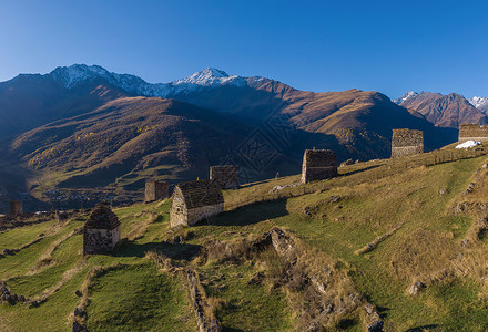 北奥塞蒂亚的山地景观中世纪建筑图片