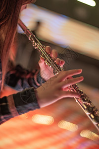 音乐会上长笛的女人背景图片