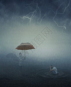 超现实主义的形象孤独的,压力很大的人坐湖水下下着雨,他的天试图帮他打伞宽恕,精神支持背景图片