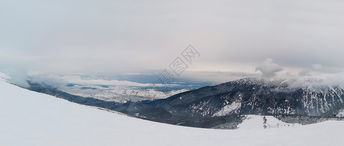 美丽的景色皮林山的顶部,雪的冬天的早晨云层之上,保加利亚的索图片