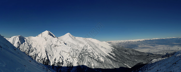 皮林山冬季雪峰全景与晴朗的蓝天斯科,保加利亚高清图片