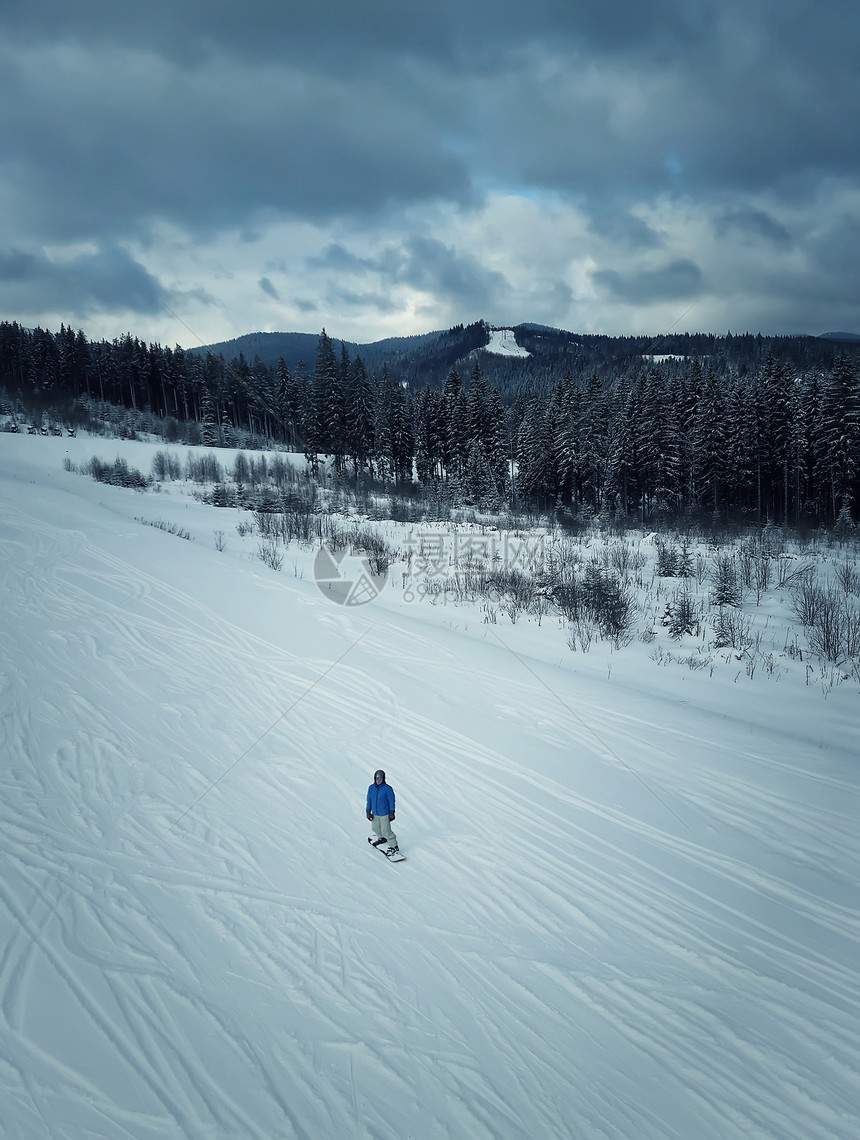 活跃的男子滑雪者骑冬天的山坡上乌克兰滑雪胜地布科维尔图片