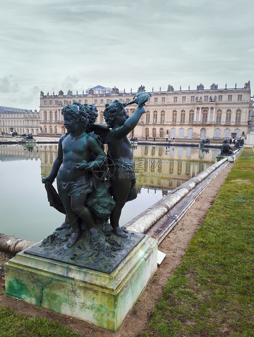 凡尔赛宫城堡景观花园,雕塑三个孩子释放了只鸽子附近的喷泉图片