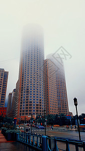 晨雾们的现代城市街道上图片