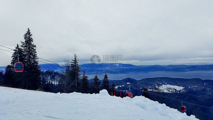 滑雪胜地的缆车罗马尼亚布拉索夫喀尔巴阡山美丽的冬季景观图片