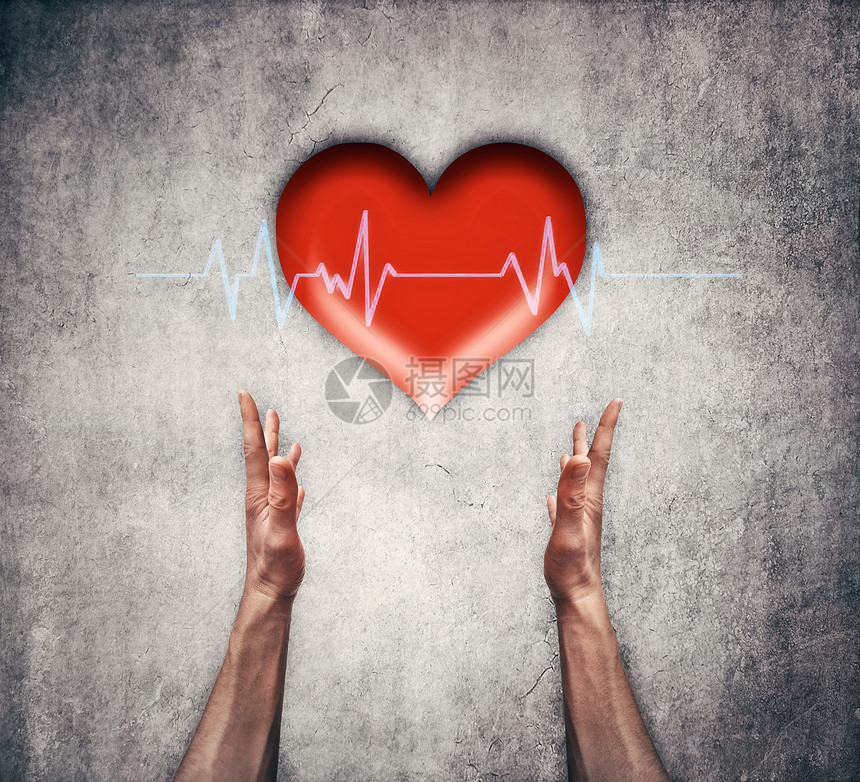 两只手的特写,用心电图线握住颗红色的心医疗保健医药慈善理念图片