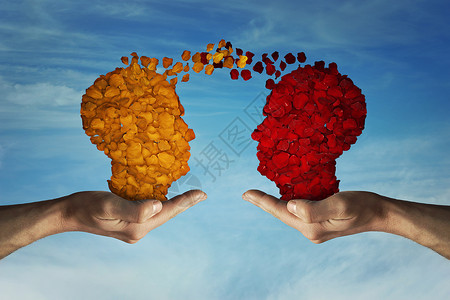 两只手握着蓝色天空背景上的玫瑰花瓣头浪漫关系的依恋爱的象征,给予交流感情情感思维交流思想伙伴关系业务背景图片