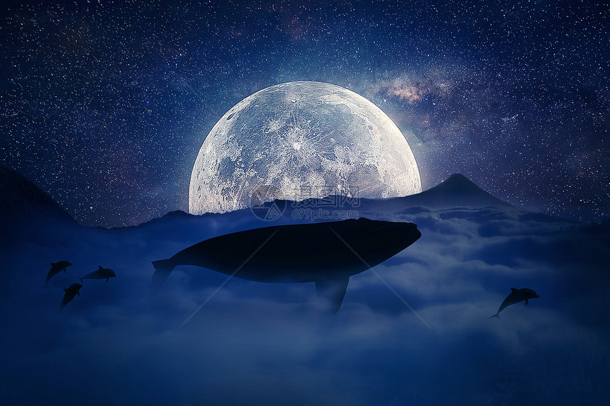 条鲸鱼的轮廓云层上方飞入满月之夜星空笼罩着群山中的云彩幻想,超现实的景观场景屏幕保护程序图片