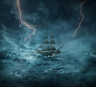 老式的,旧船航行海上,暴风雨的夜晚,天空中闪电冒险旅程背景图片
